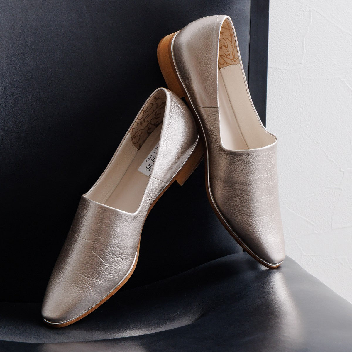 【26SS新色追加】メタルラインソフトレザーフラットパンプス/653101