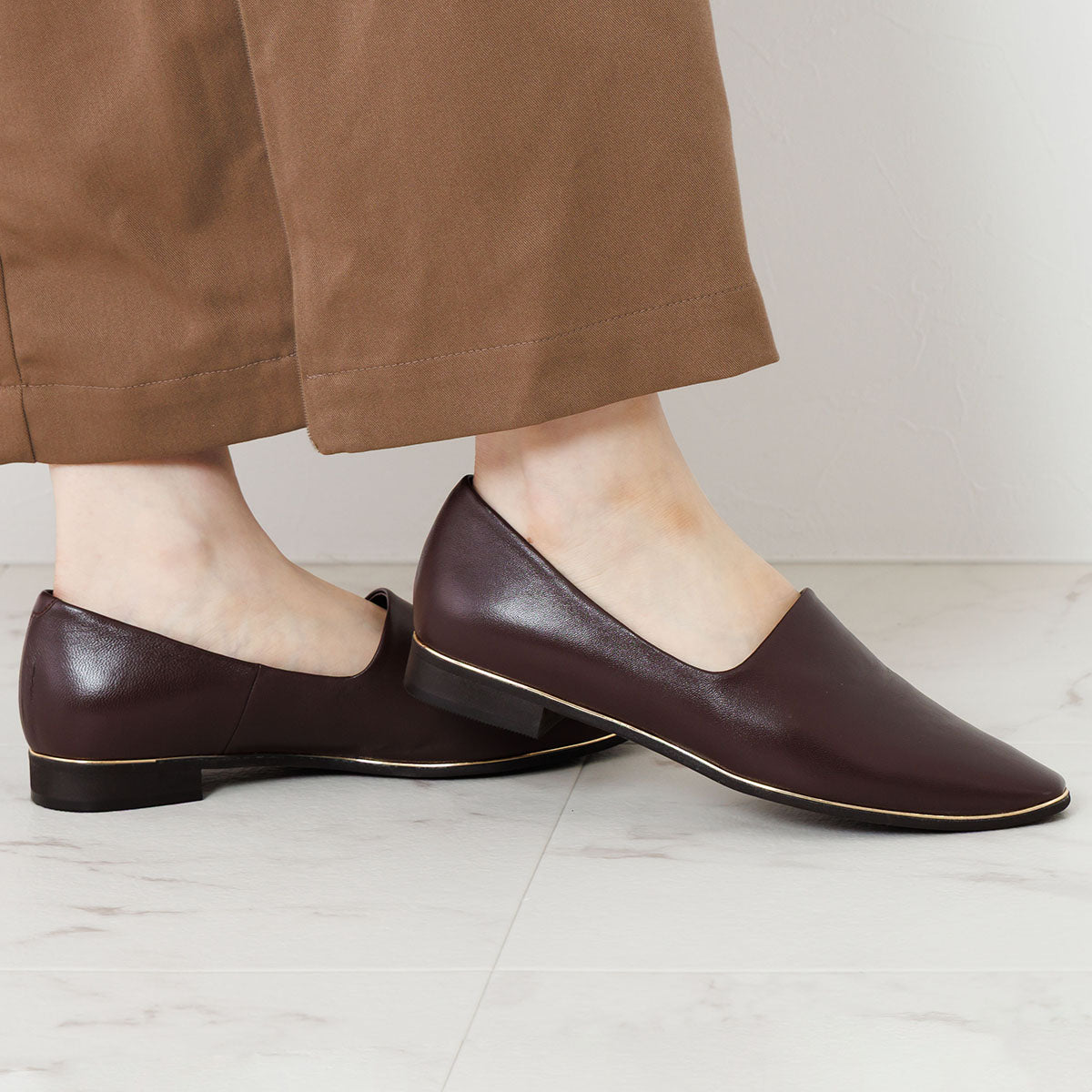 【26SS新色追加】メタルラインソフトレザーフラットパンプス/653101