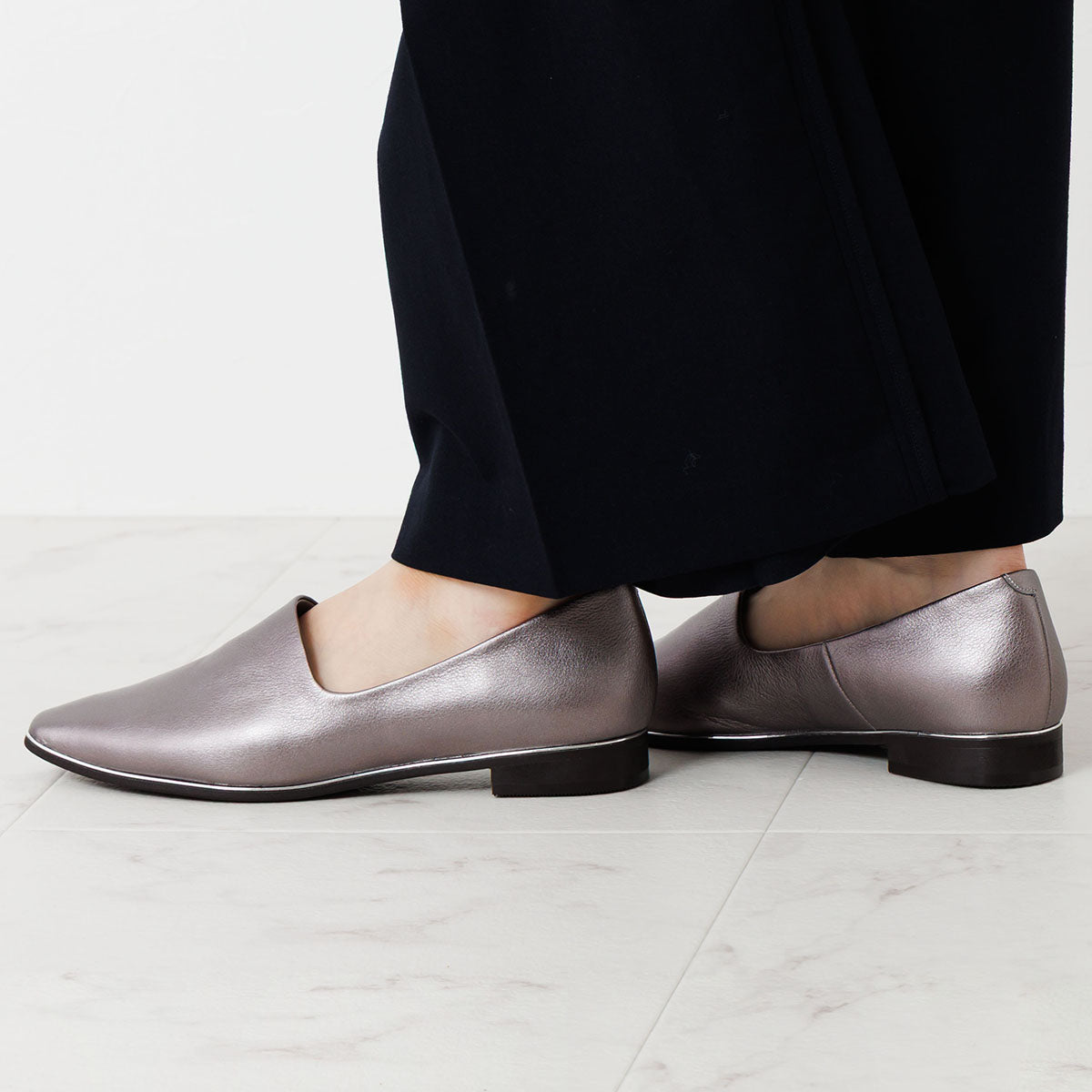 【26SS新色追加】メタルラインソフトレザーフラットパンプス/653101