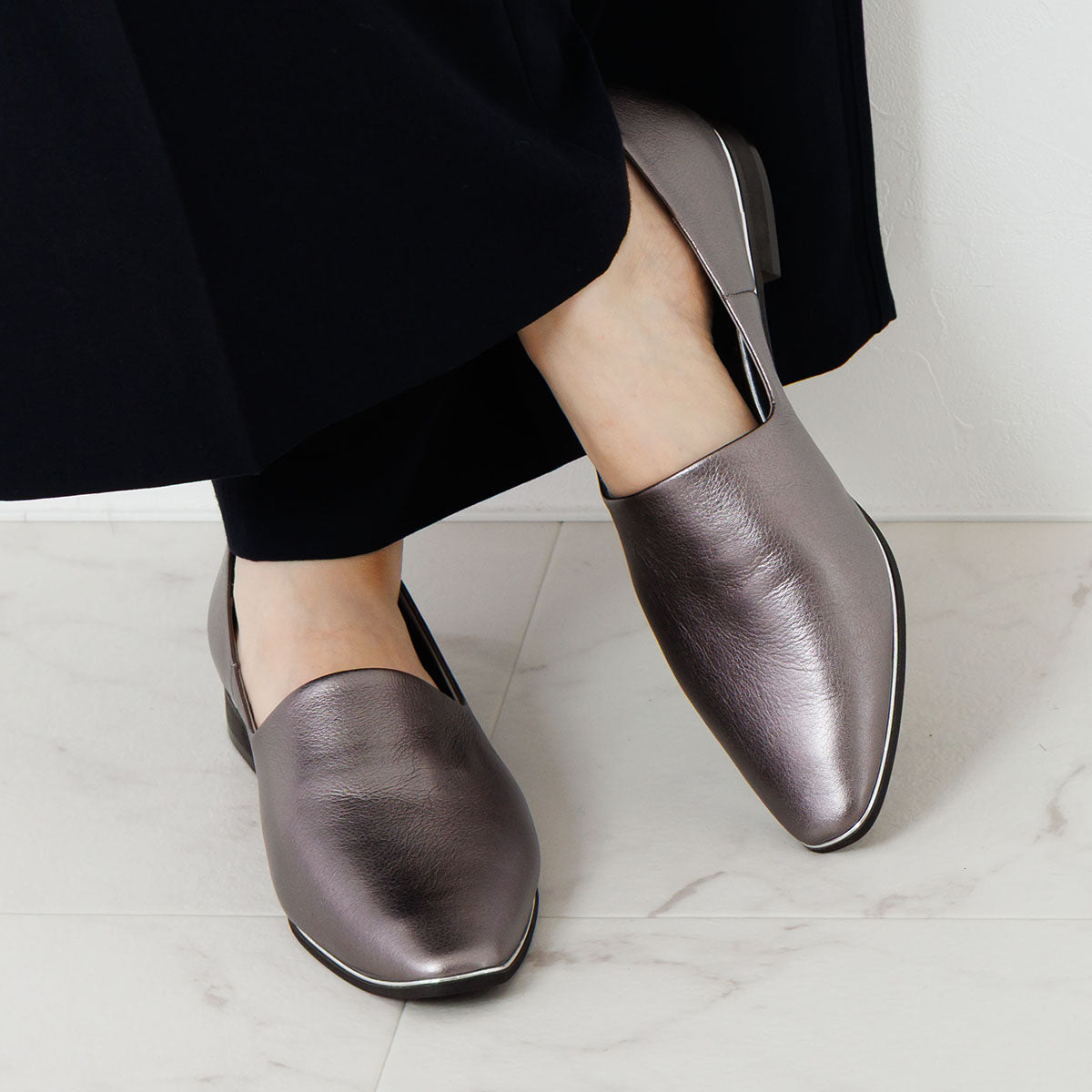 【26SS新色追加】メタルラインソフトレザーフラットパンプス/653101