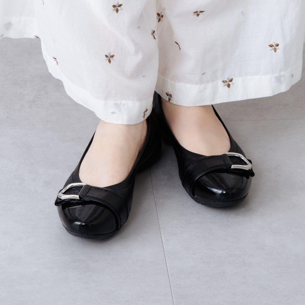 【26SS新色追加】メタルベルトスニーカーパンプス/653301