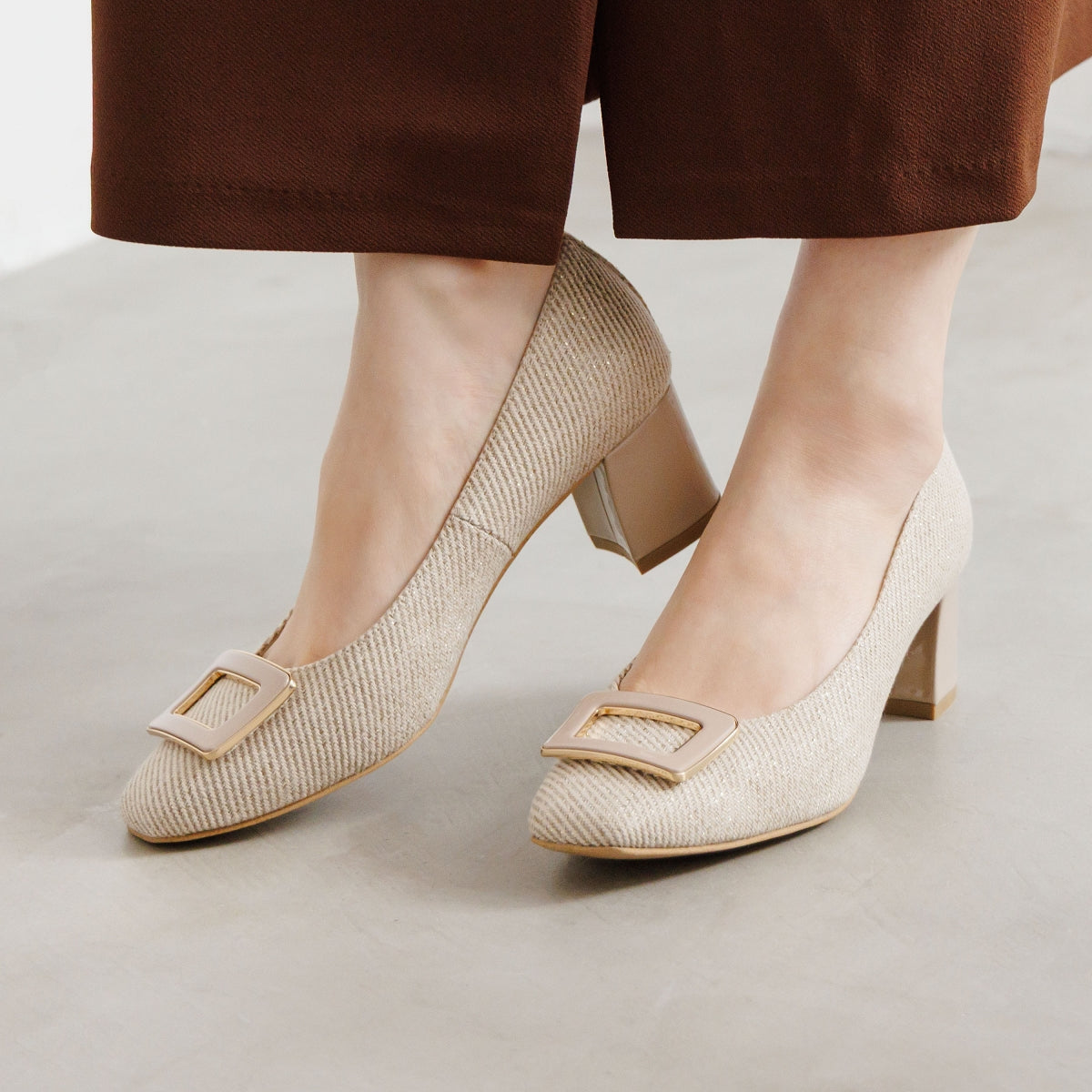 【26SS新色追加】スクエアバックルチャンキーヒールパンプス/653302