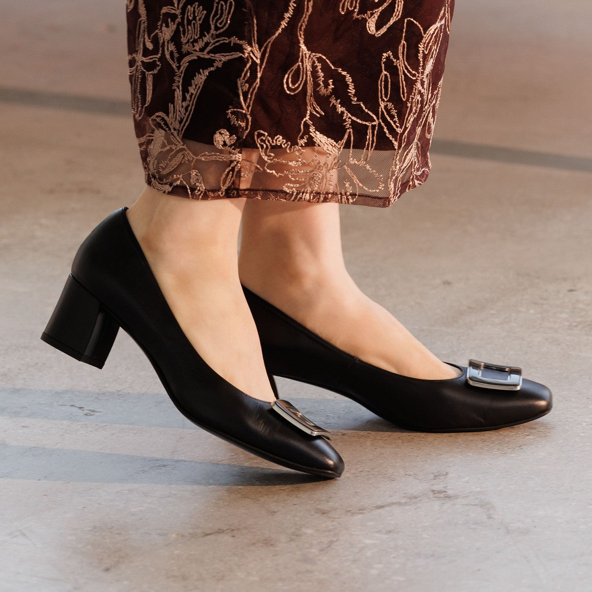 【25AW】スクエアバックルチャンキーヒールパンプス/653302