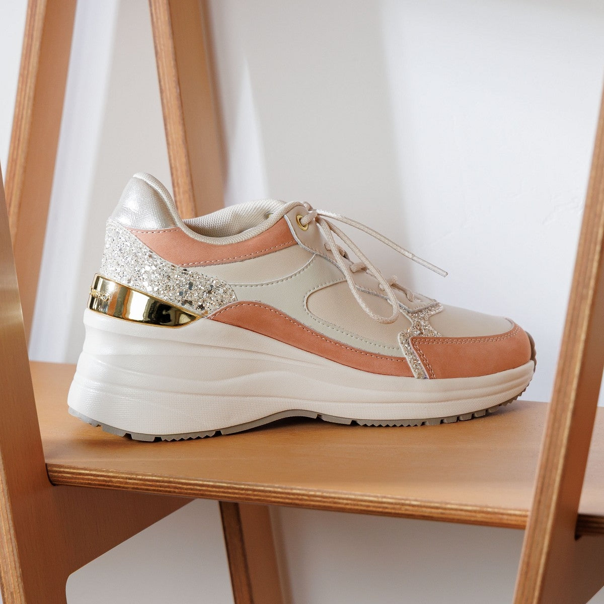 【25AW新色】美脚ヒールアップスニーカー/657106