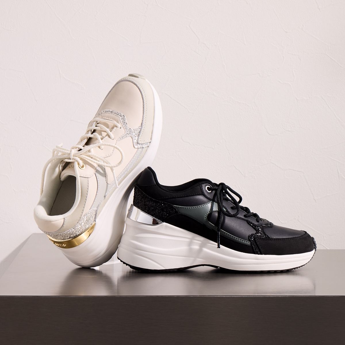 【25AW新色】美脚ヒールアップスニーカー/657106