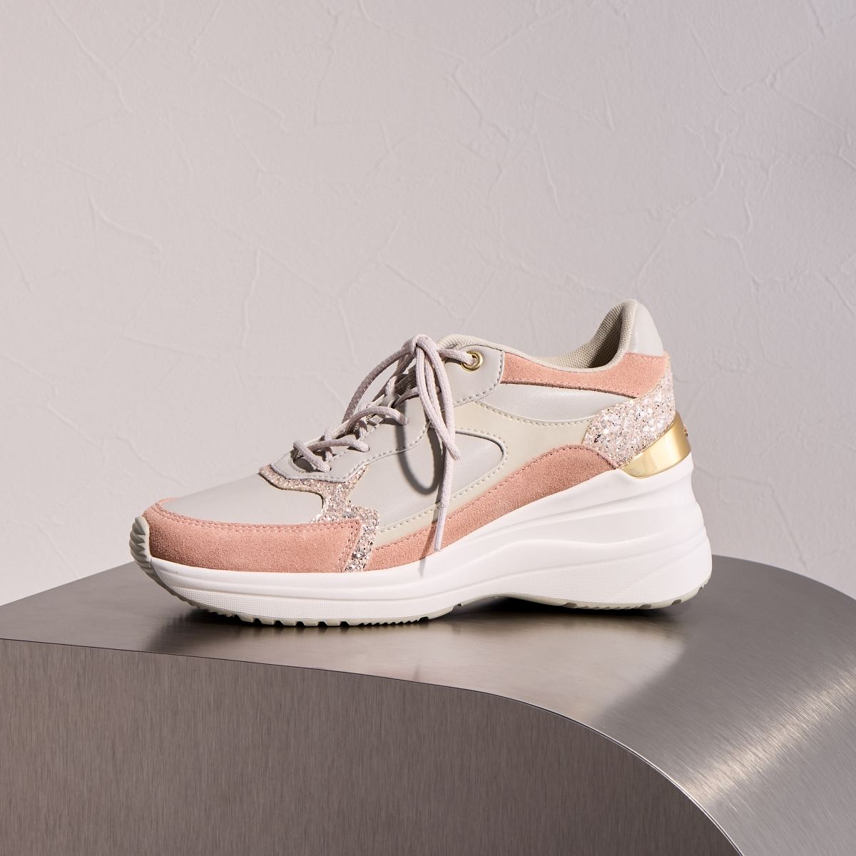 【25AW新色】美脚ヒールアップスニーカー/657106