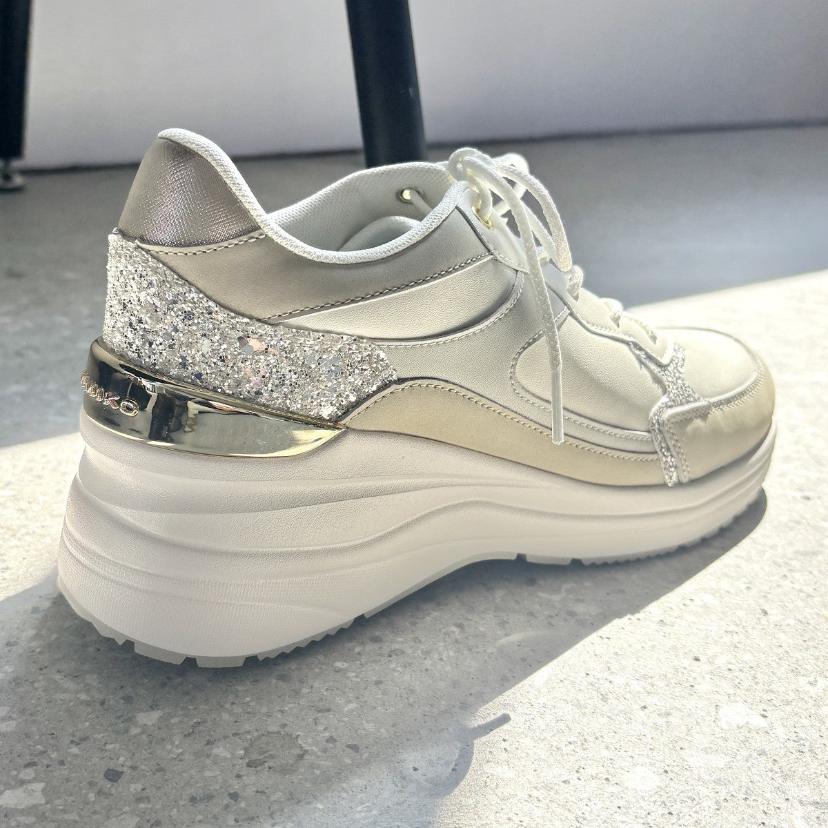 【25AW新色】美脚ヒールアップスニーカー/657106