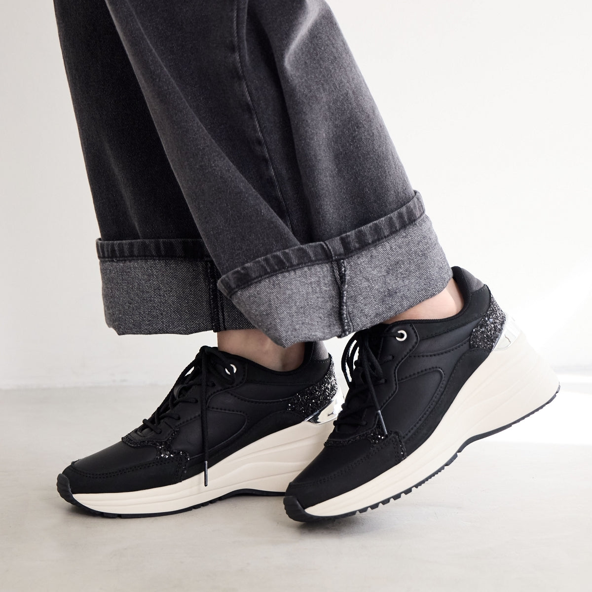 【25AW新色】美脚ヒールアップスニーカー/657106