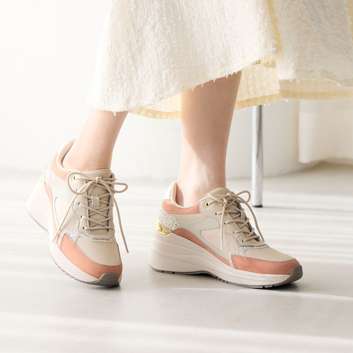 【25AW新色】美脚ヒールアップスニーカー/657106