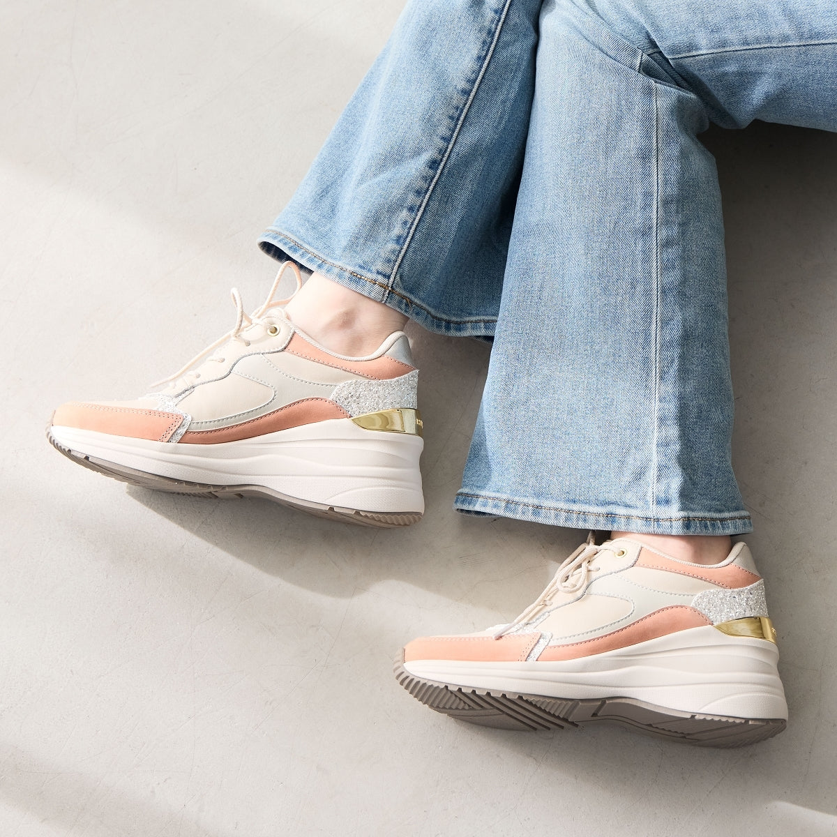 【25AW新色】美脚ヒールアップスニーカー/657106