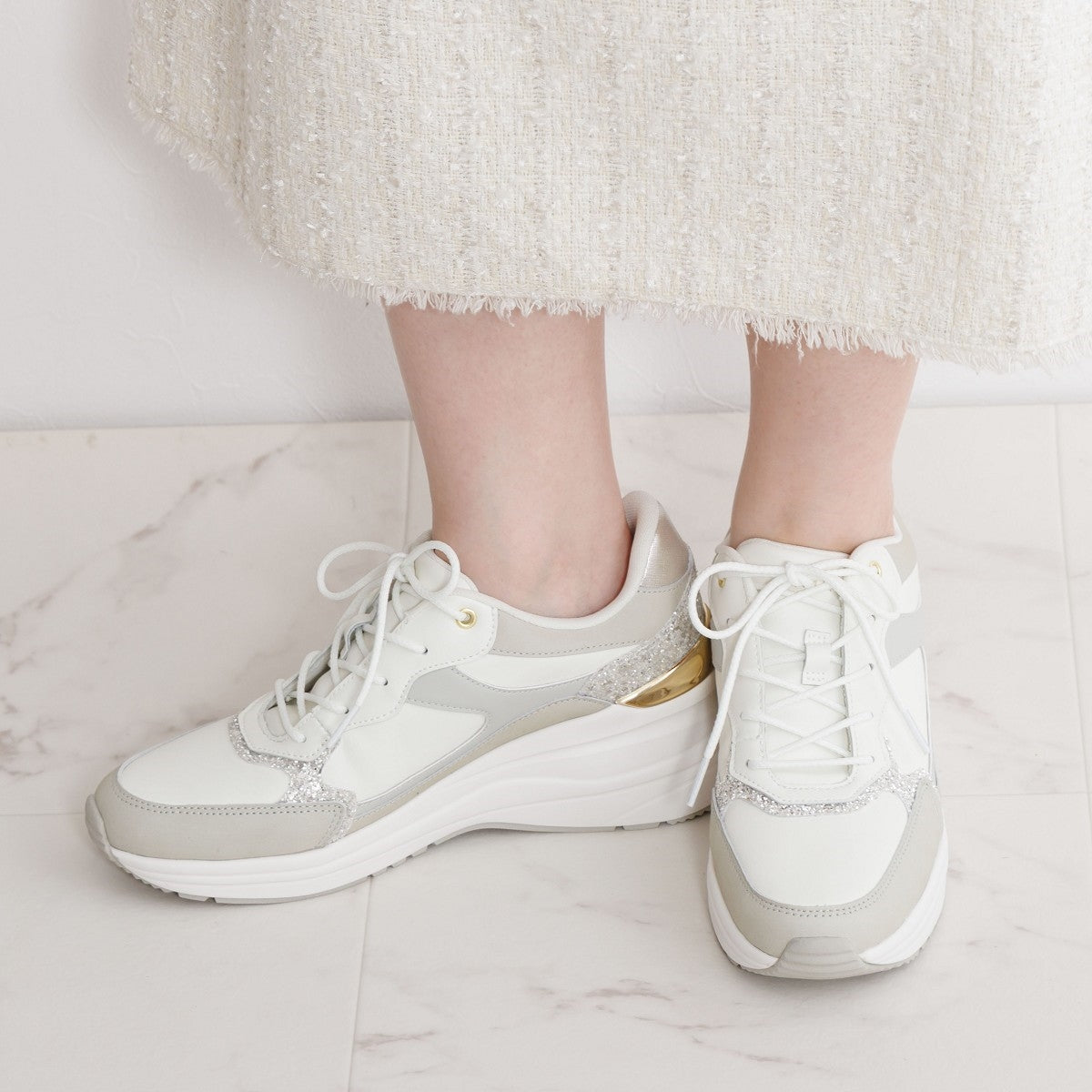 【25AW新色】美脚ヒールアップスニーカー/657106