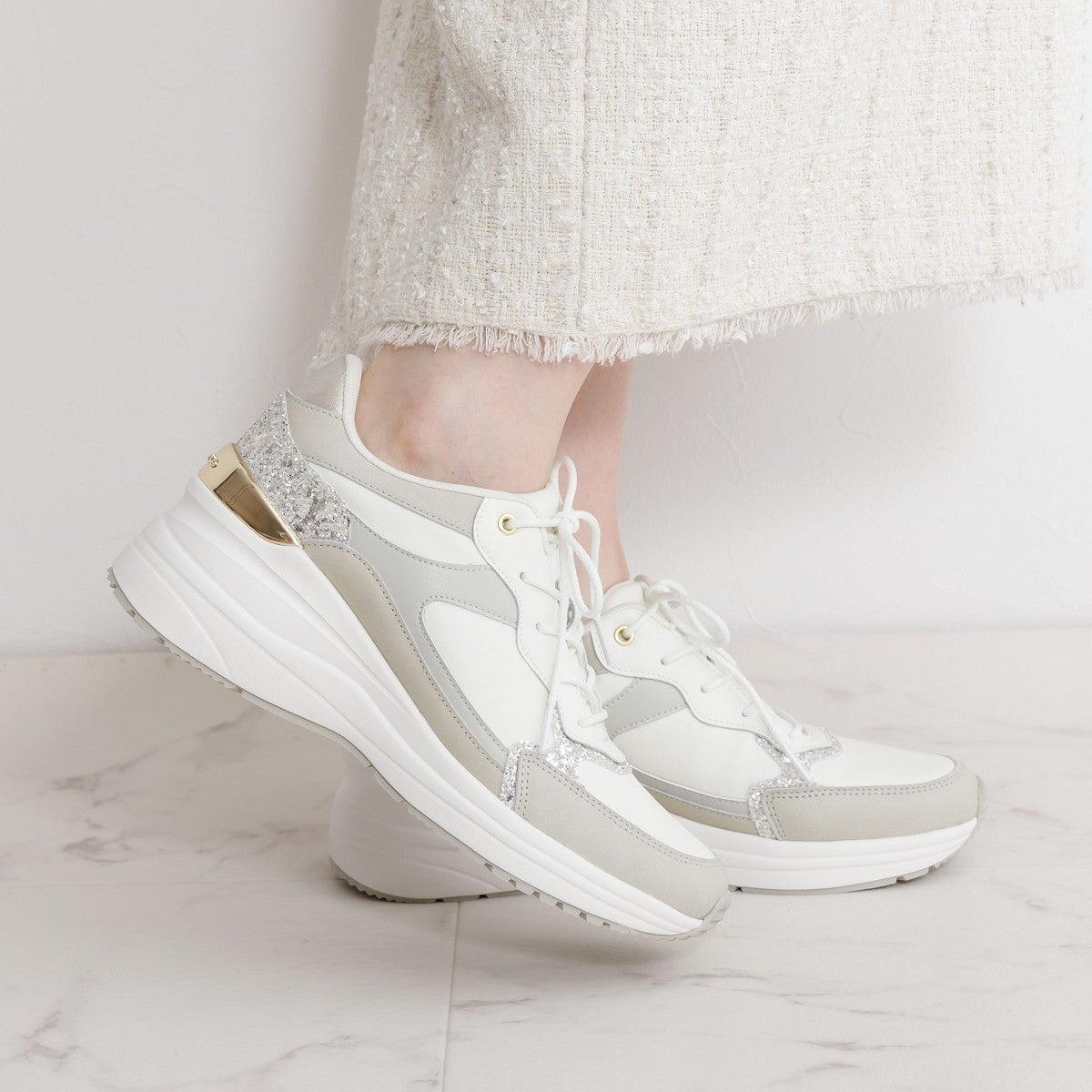 【25AW新色】美脚ヒールアップスニーカー/657106