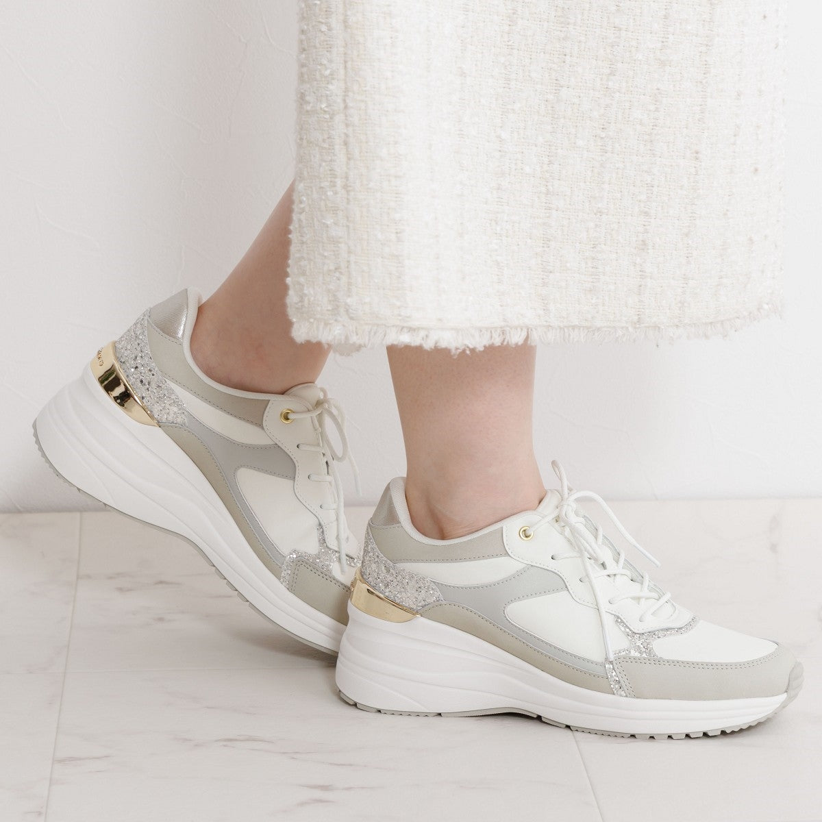 【25AW新色】美脚ヒールアップスニーカー/657106