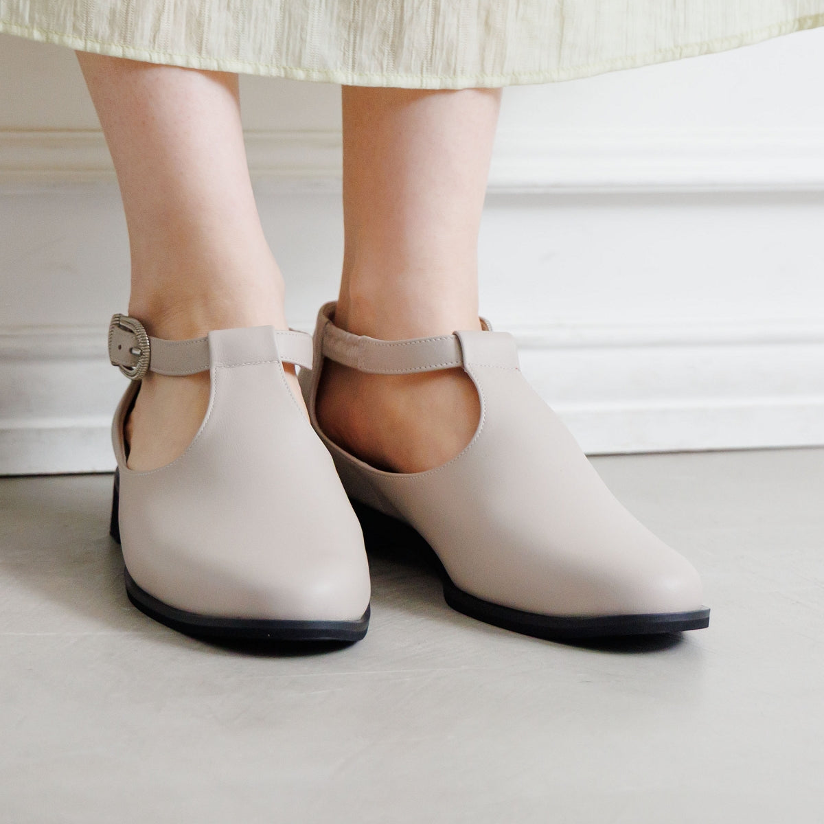 【26SS】サイドオープンTストラップシューズ/661108