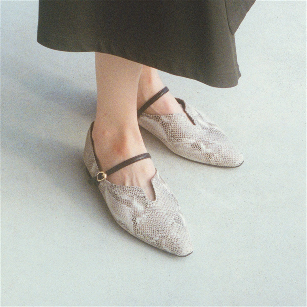 【26SS】ハイバンプストラップフラットシューズ/661112