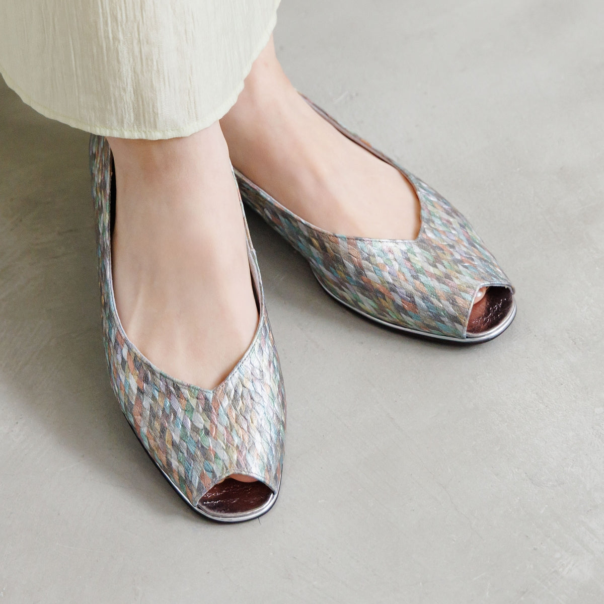 【26SS】ピープトゥフラットパンプス/661117