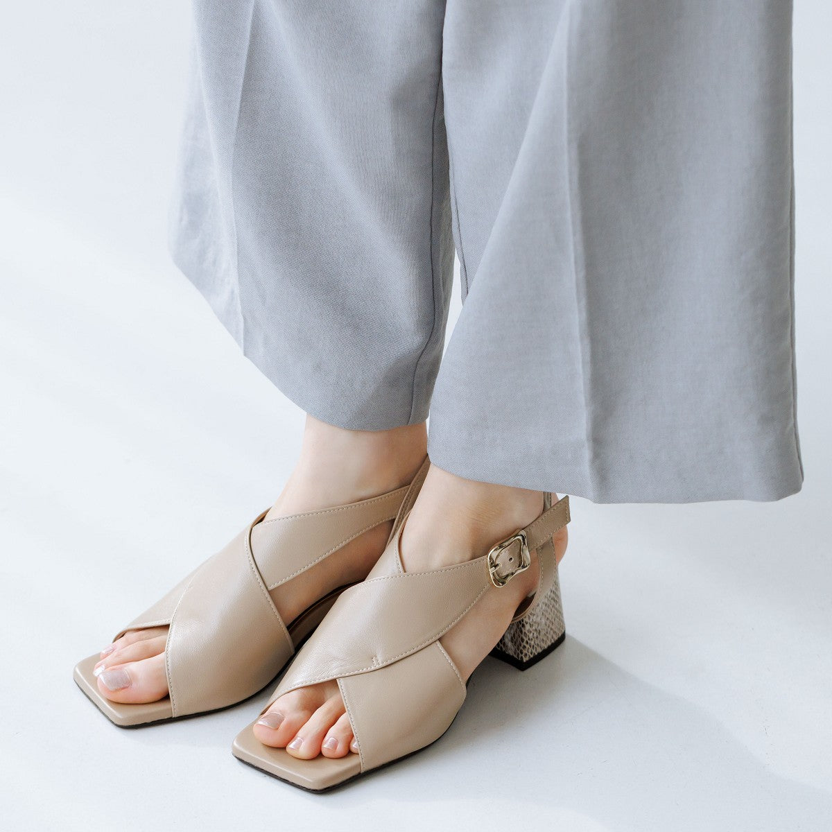 《予約/4月下旬入荷予定》ブロックヒールカバードクロスサンダル/661205