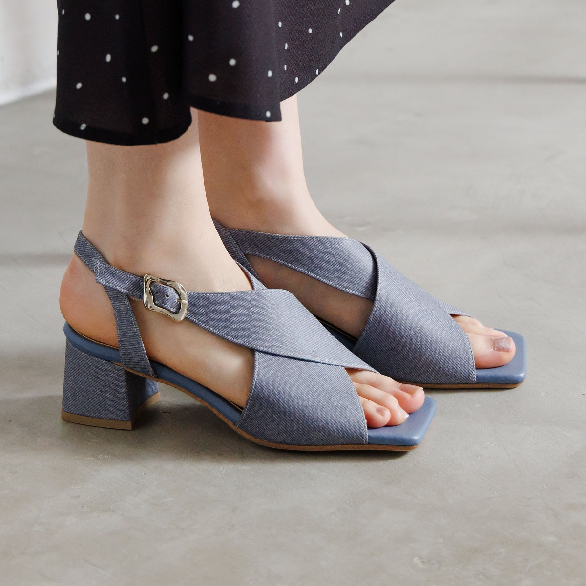 《予約/4月下旬入荷予定》ブロックヒールカバードクロスサンダル/661205