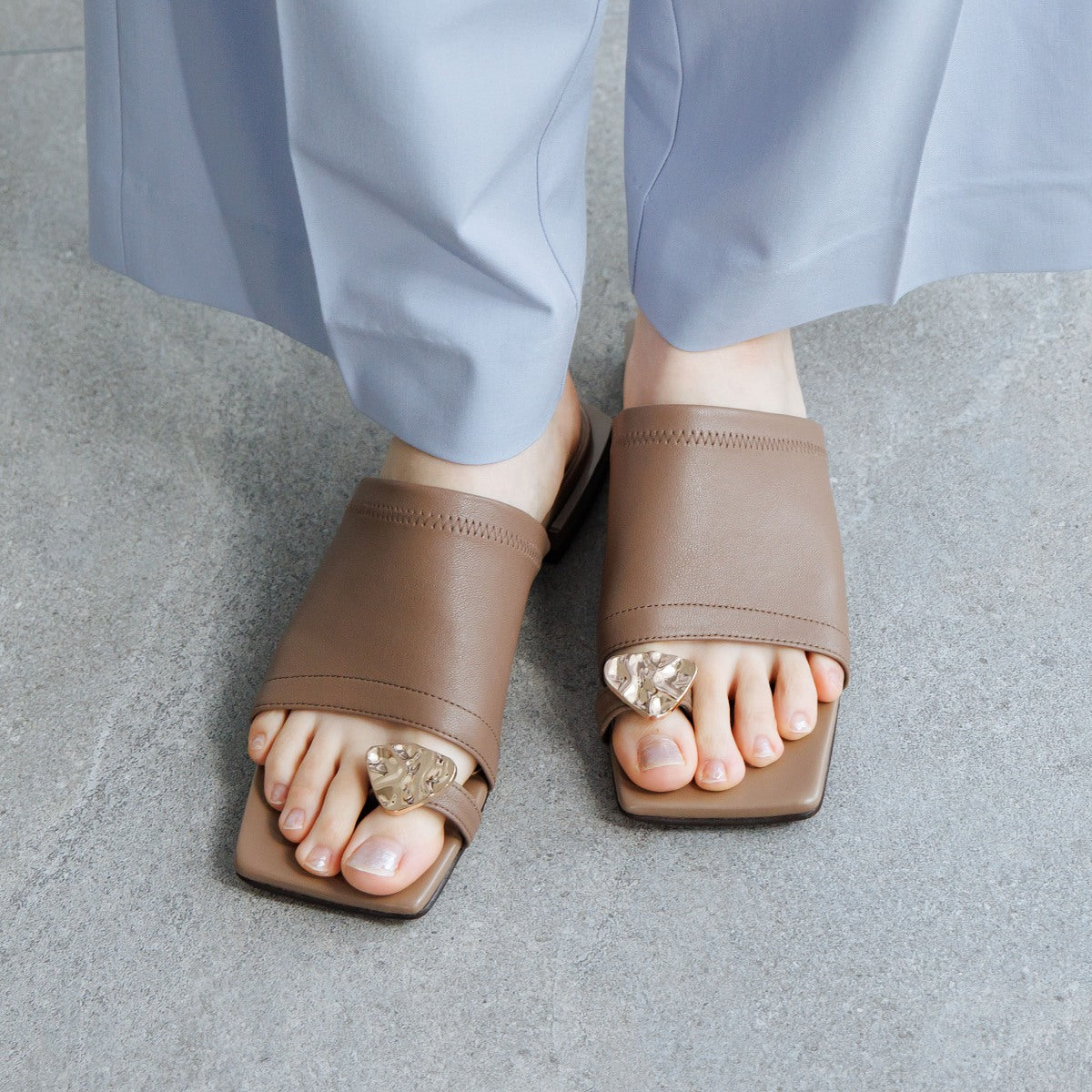 【26SS】ストレッチレザーサムリングサンダル/661215