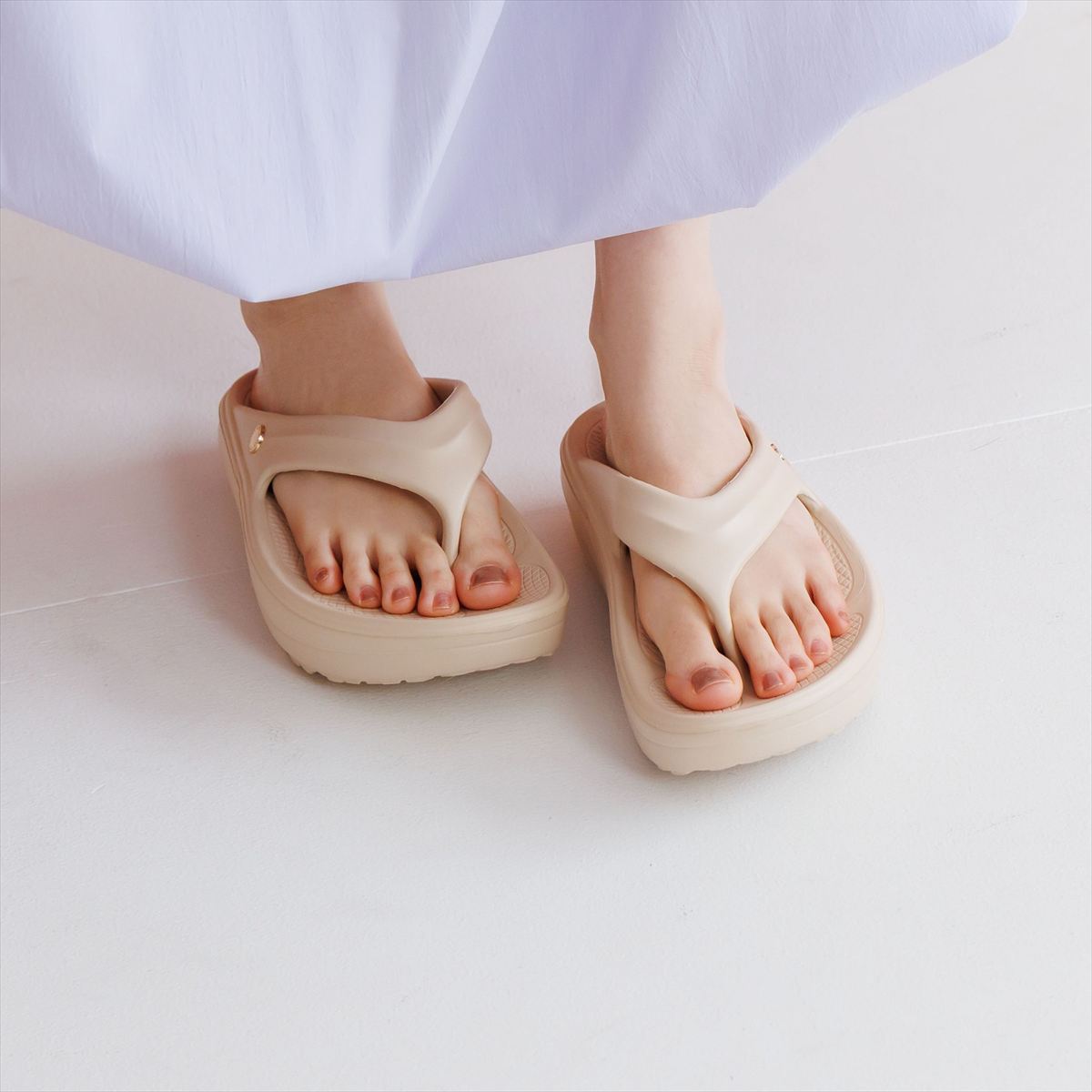 《一部予約/8月下旬入荷予定》【SALE】【26SS/WEB限定デザイン】メタルパーツEVAトングサンダル/661251