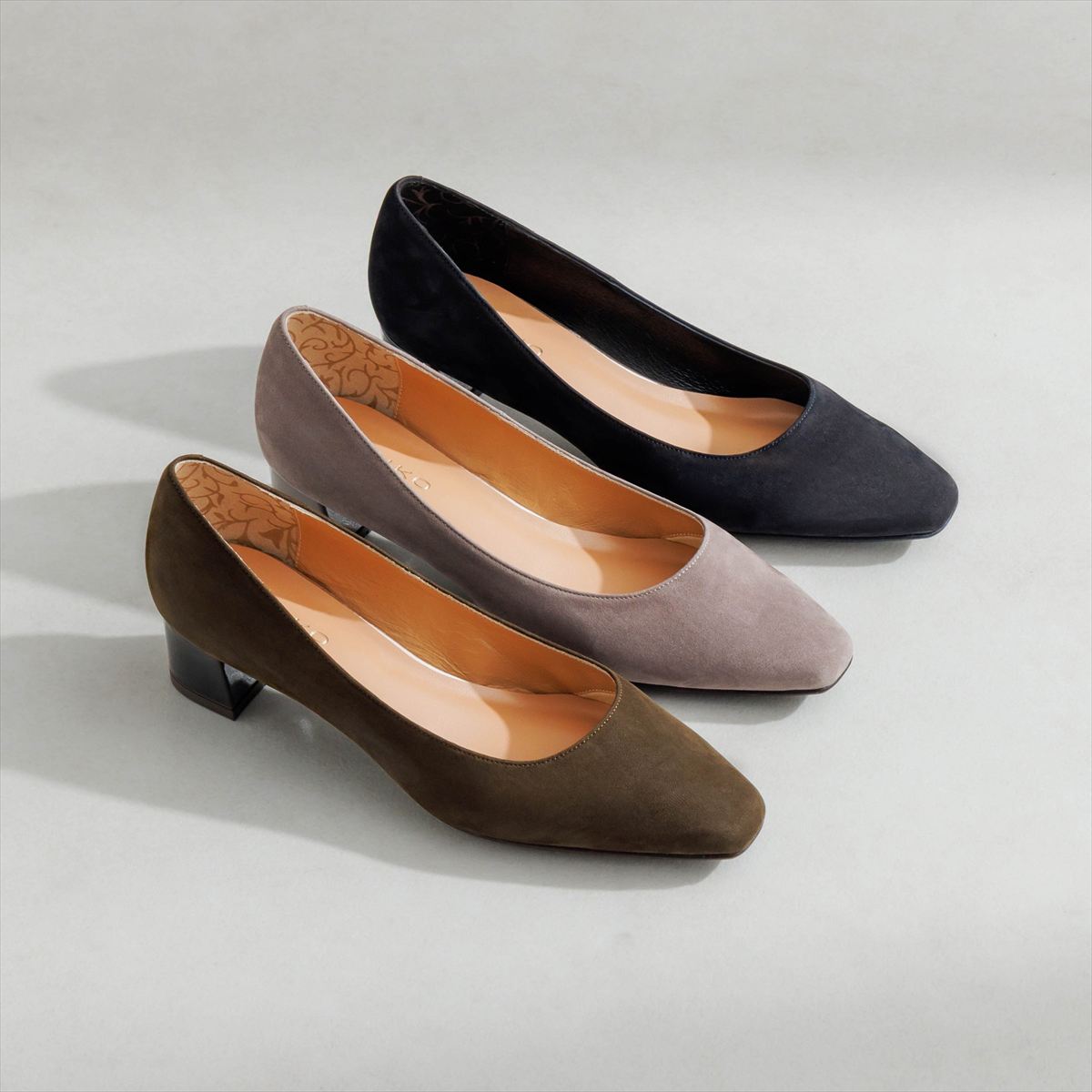 《予約/9月下旬入荷予定》【26AW】4cmヒールスクエアトゥパンプス/661326