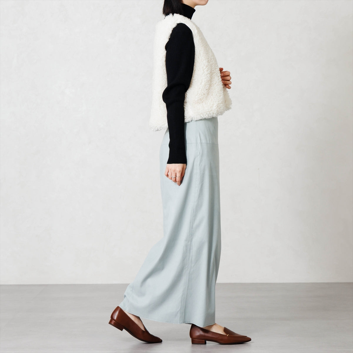 【26AW】メタルポイントアシンメトリーローヒールシューズ/661327