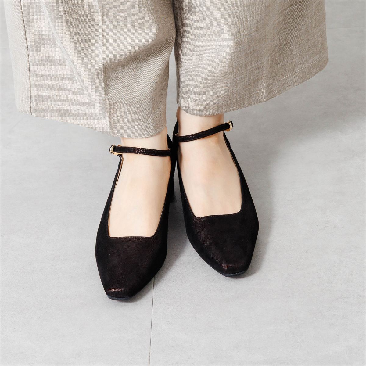 《予約/9月中旬入荷予定》【26AW】スクエアカットアンクルストラップパンプス/661328
