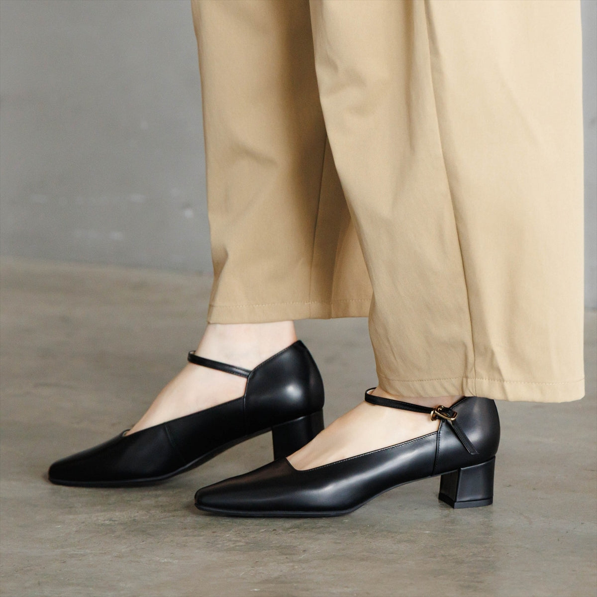 《予約/9月中旬入荷予定》【26AW】スクエアカットアンクルストラップパンプス/661328