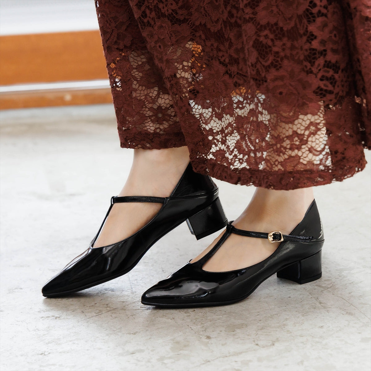 【26AW】ポインテッドトゥTストラップパンプス/661329