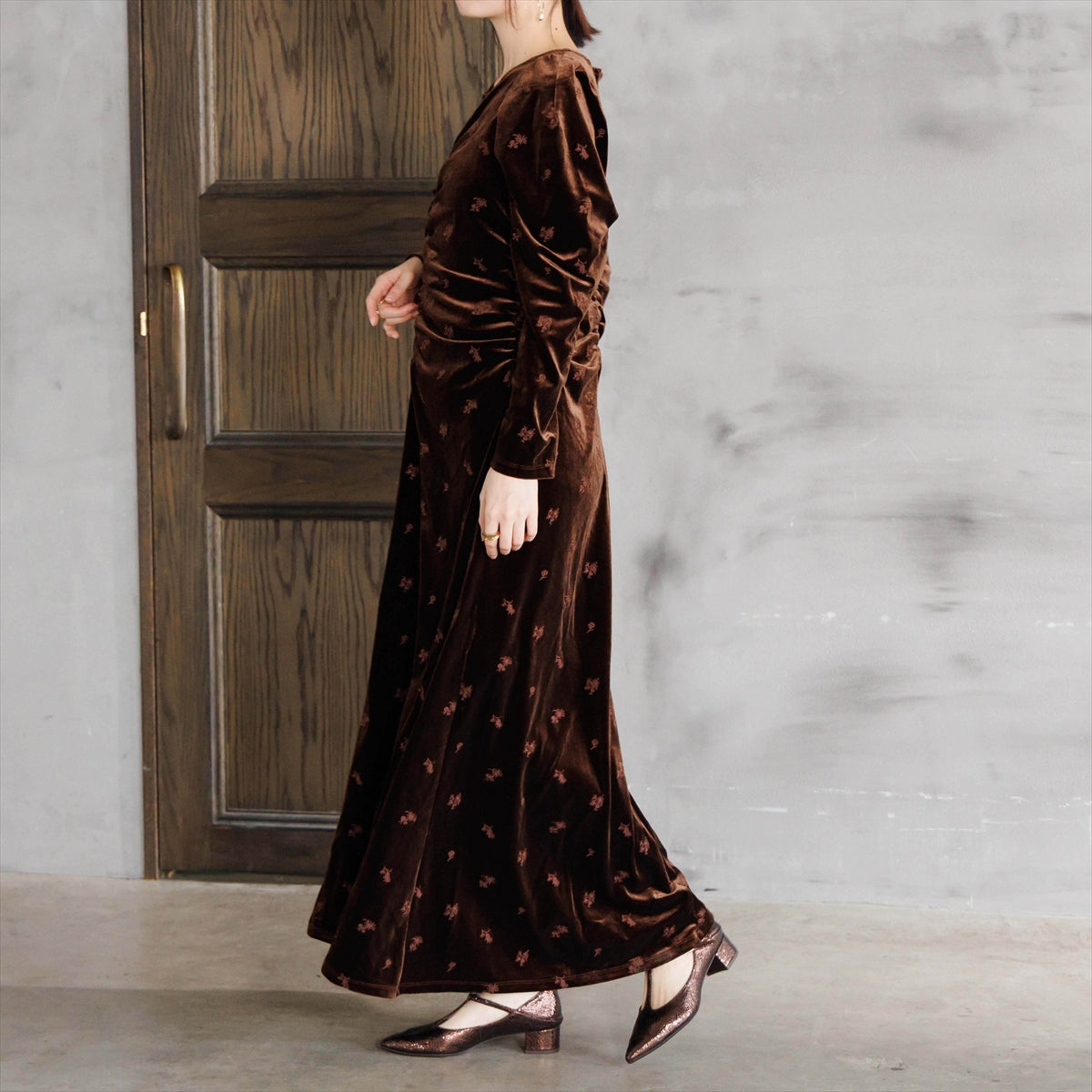 【26AW】ポインテッドトゥTストラップパンプス/661329