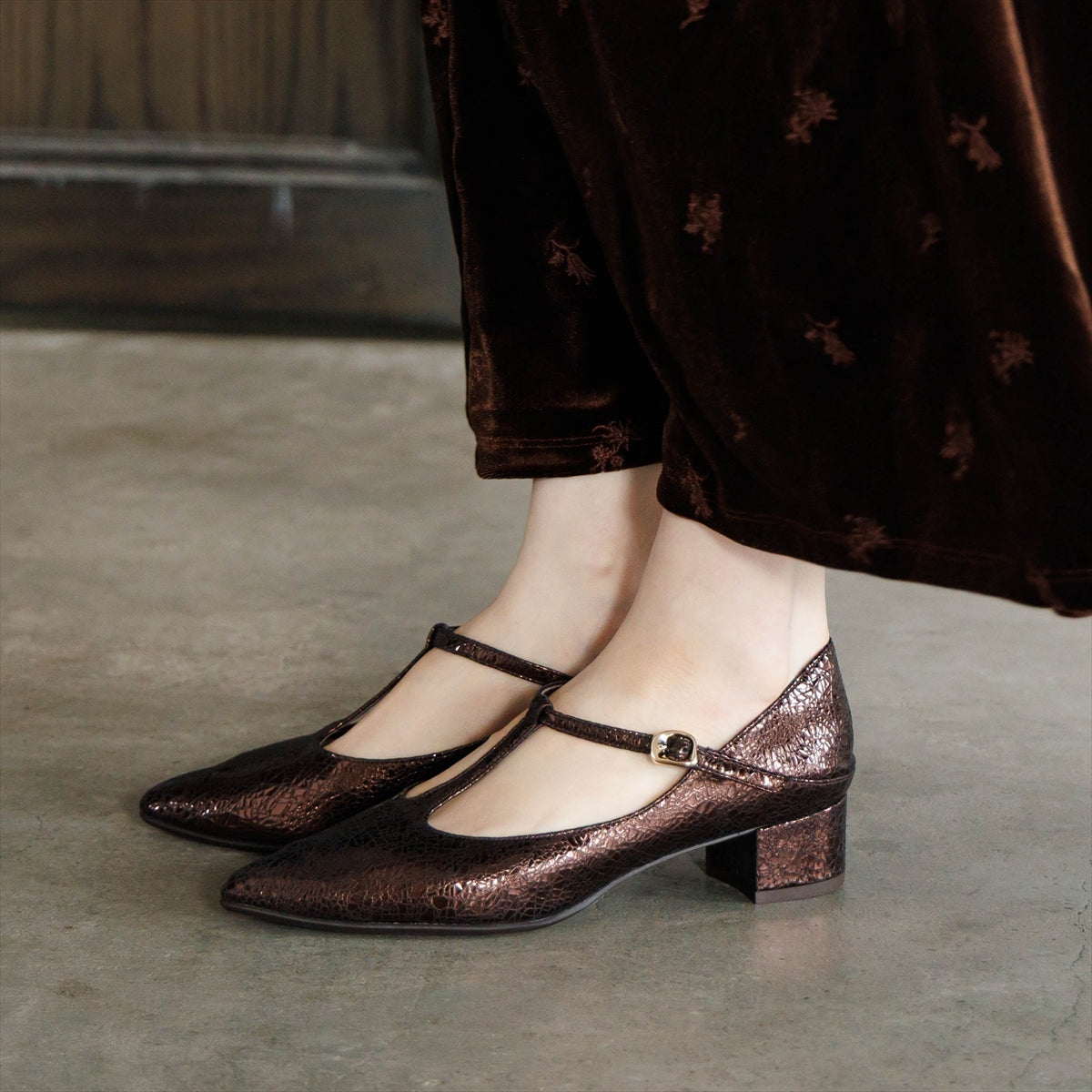 【26AW】ポインテッドトゥTストラップパンプス/661329