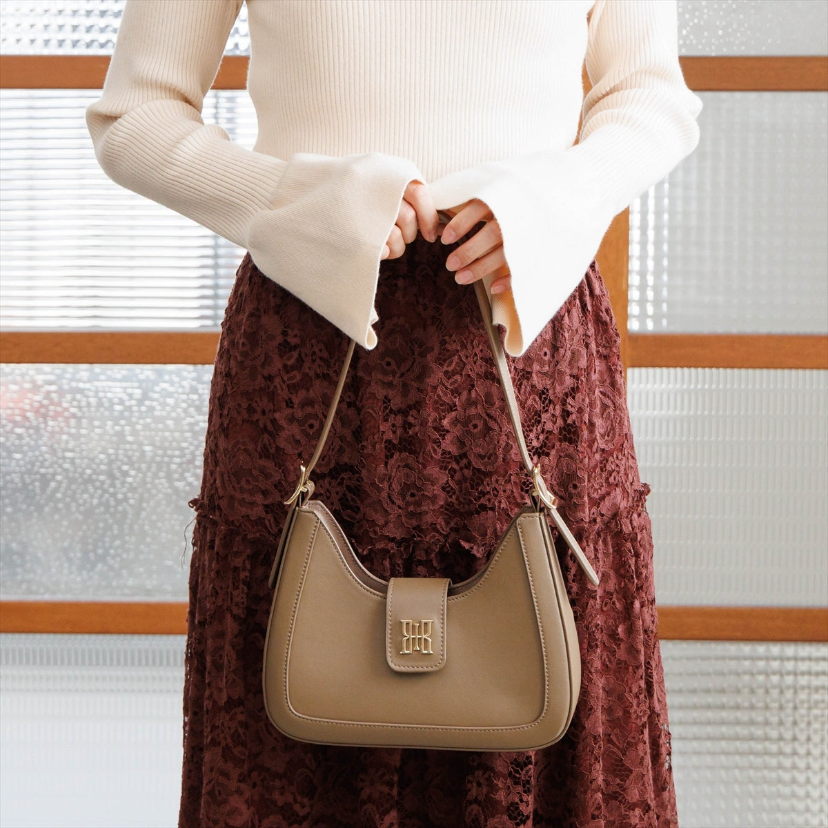 《予約/9月下旬入荷予定》【26AW】シグネチャーワンハンドルバッグ/661382