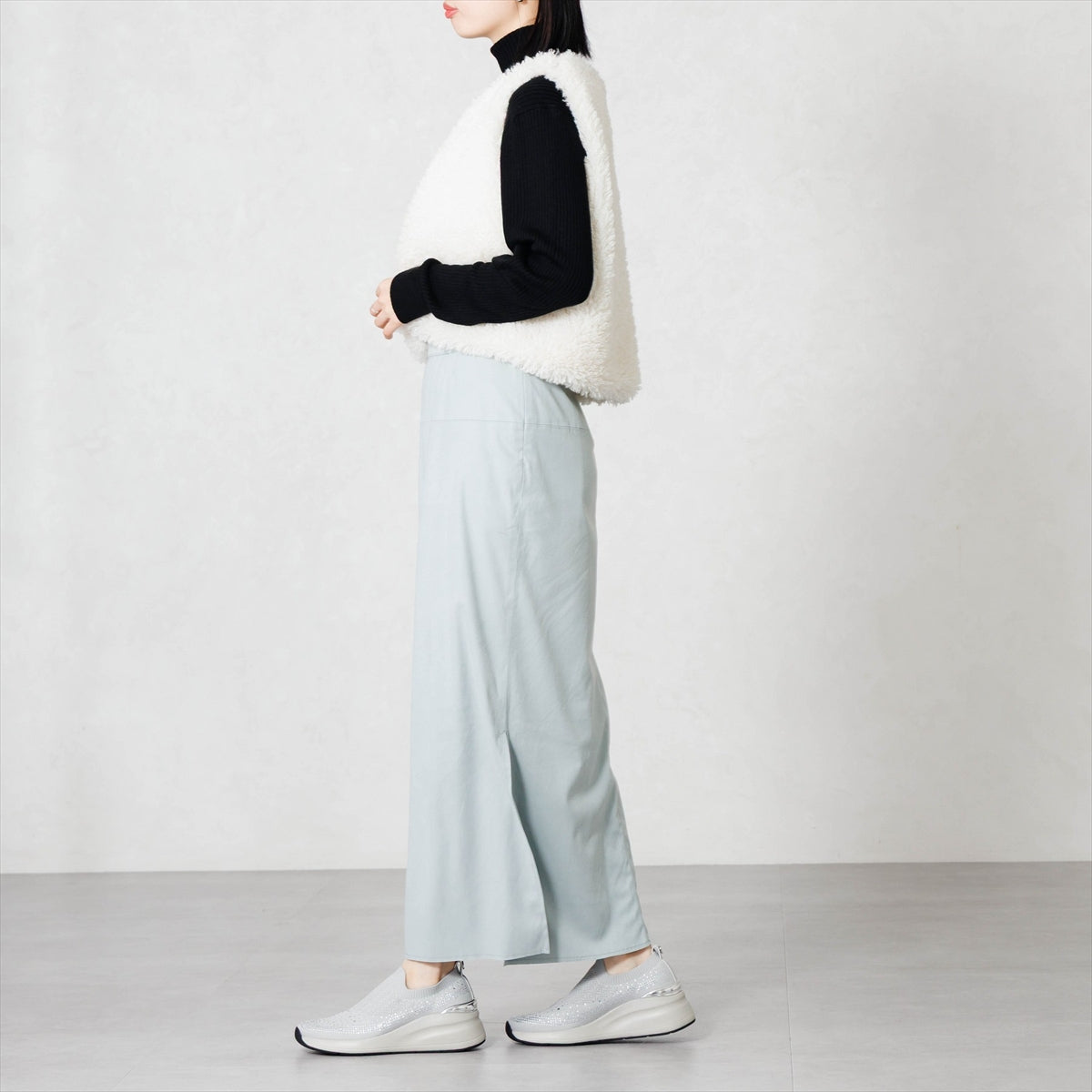 【26AW】ラインストーンニットヒールアップスニーカー/667302