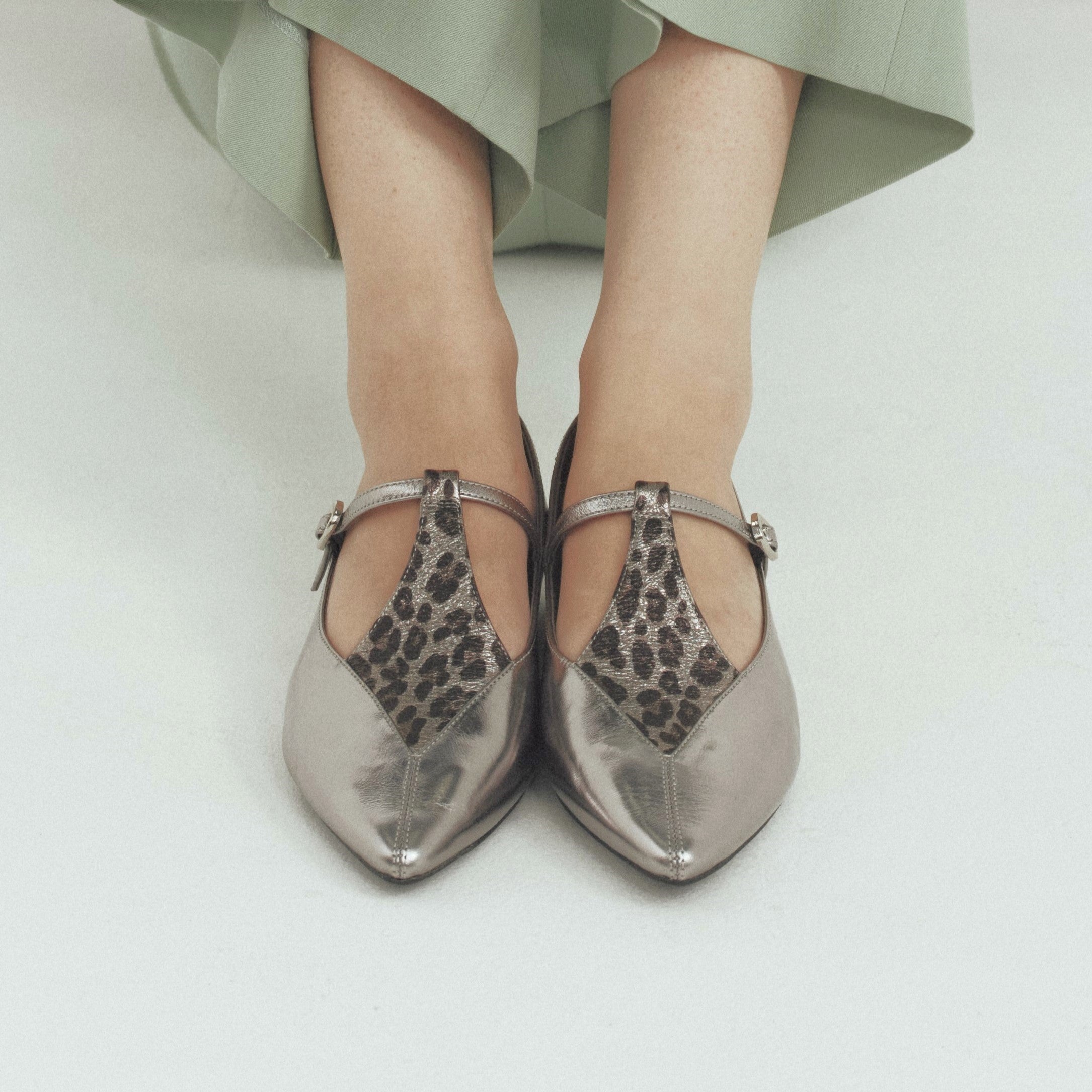 【25AW】ダイヤTストラップフラットパンプス/554305