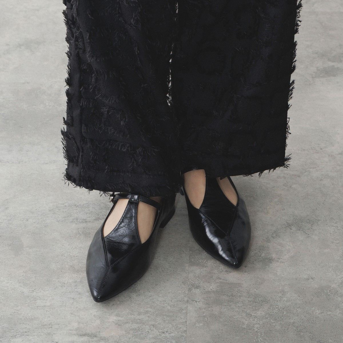 【25AW】ダイヤTストラップフラットパンプス/554305