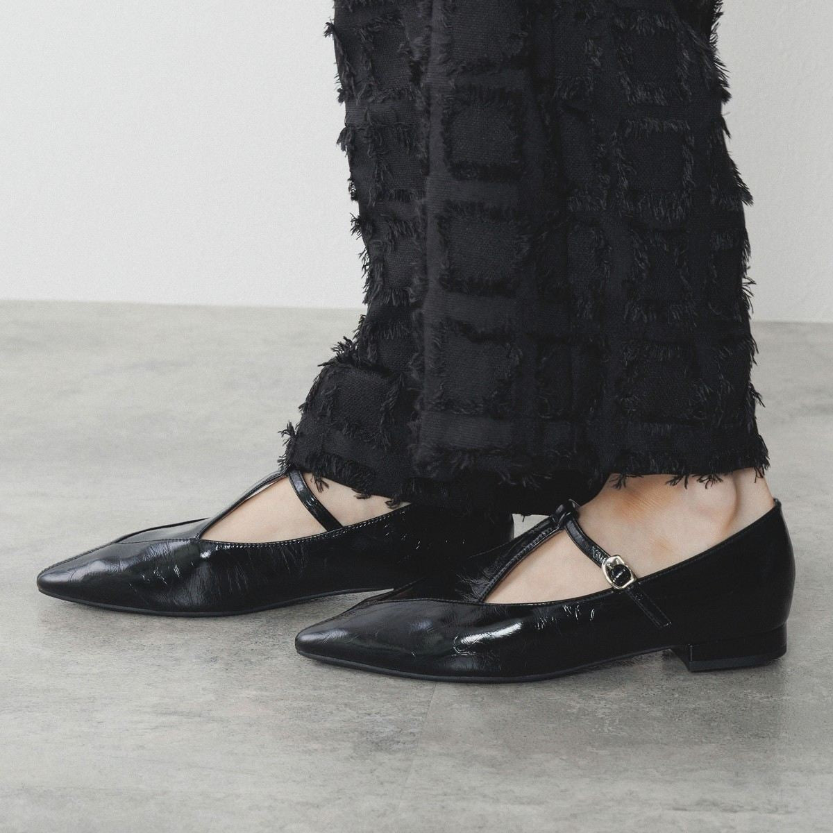 【25AW】ダイヤTストラップフラットパンプス/554305
