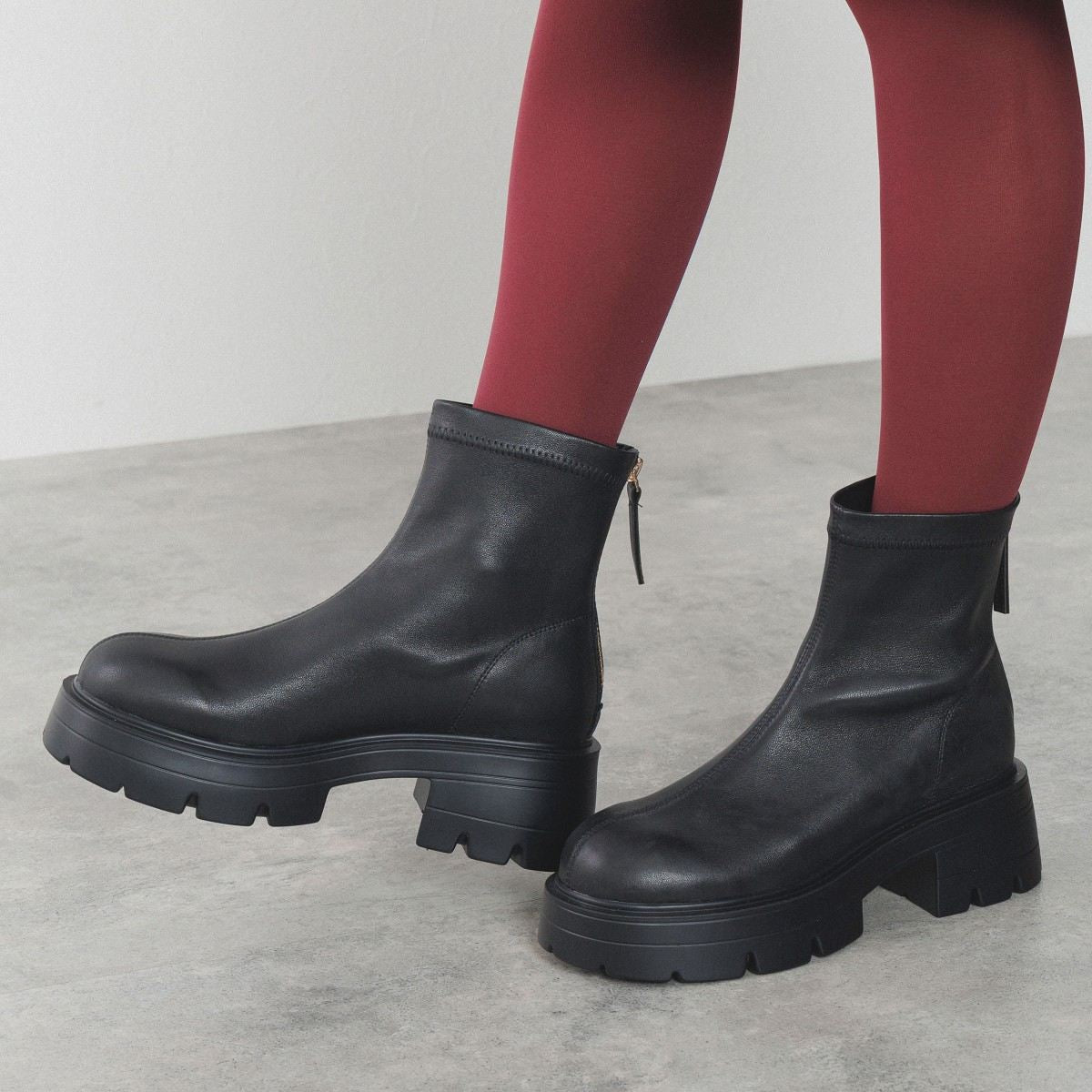 Ameri Vintageブラック レザー ブーツ 厚底 25AW】バックファスナー厚底ブーツ/554406