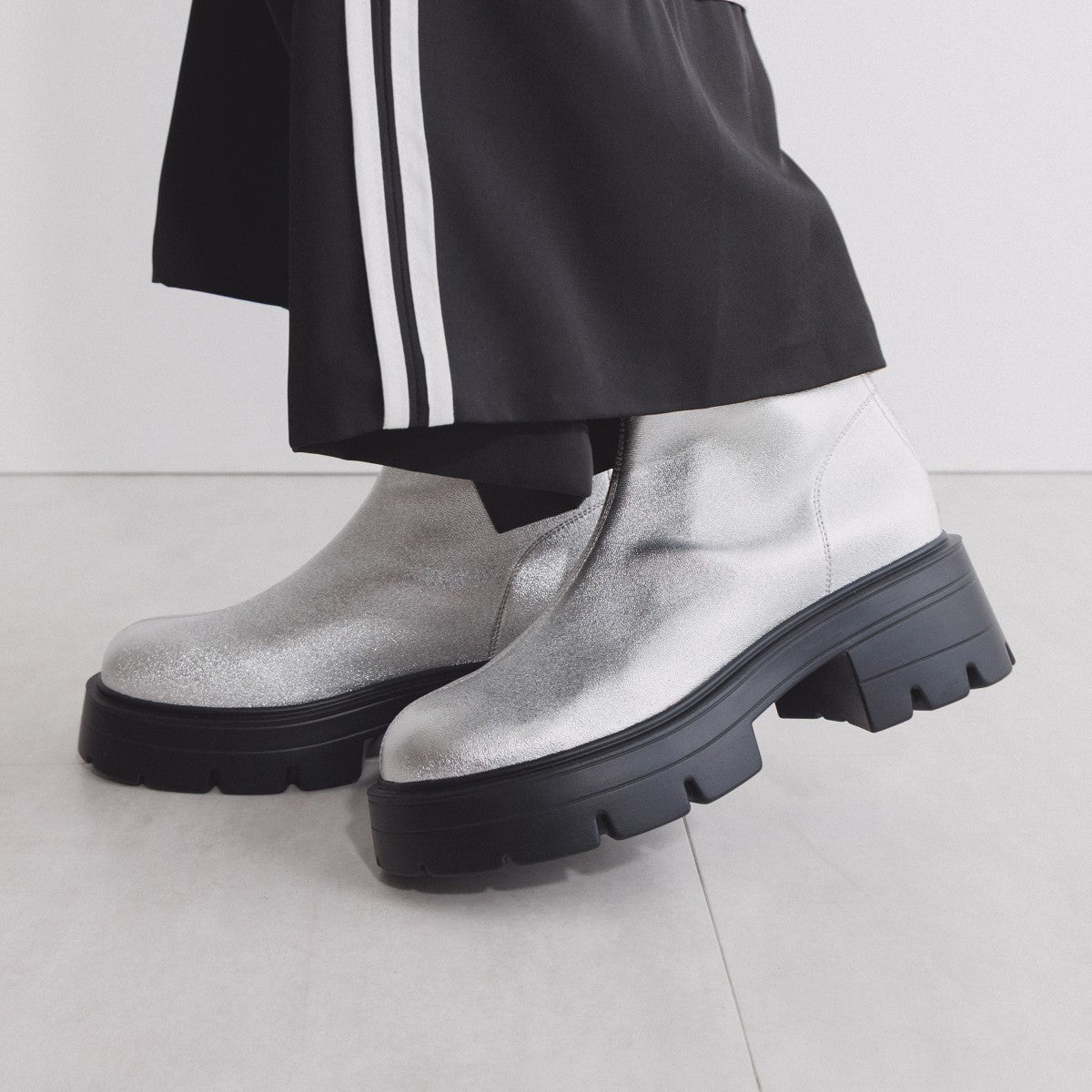 【25AW】バックファスナー厚底ブーツ/554406