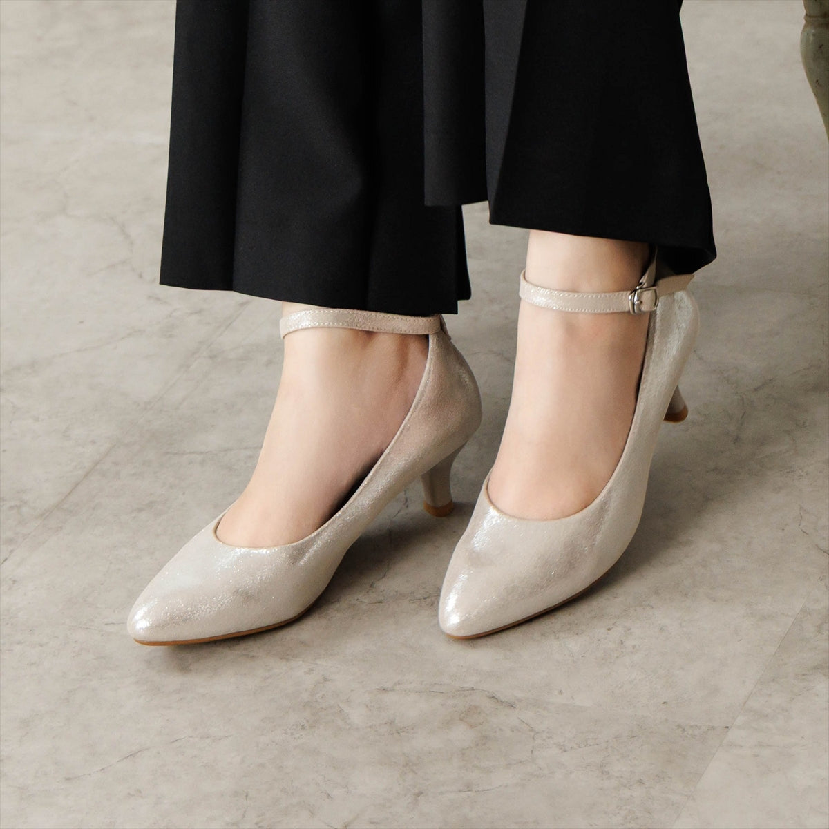 【26AW】ビジューストラップ 3WAYパンプス/564301
