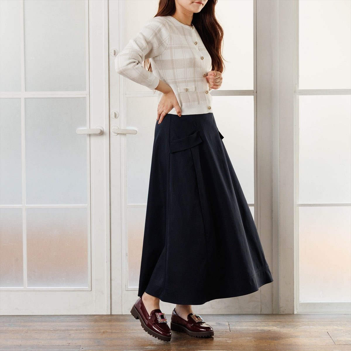 《予約／9月下旬入荷予定》【26AW】ビジューバックルトラックソールローファー/564303