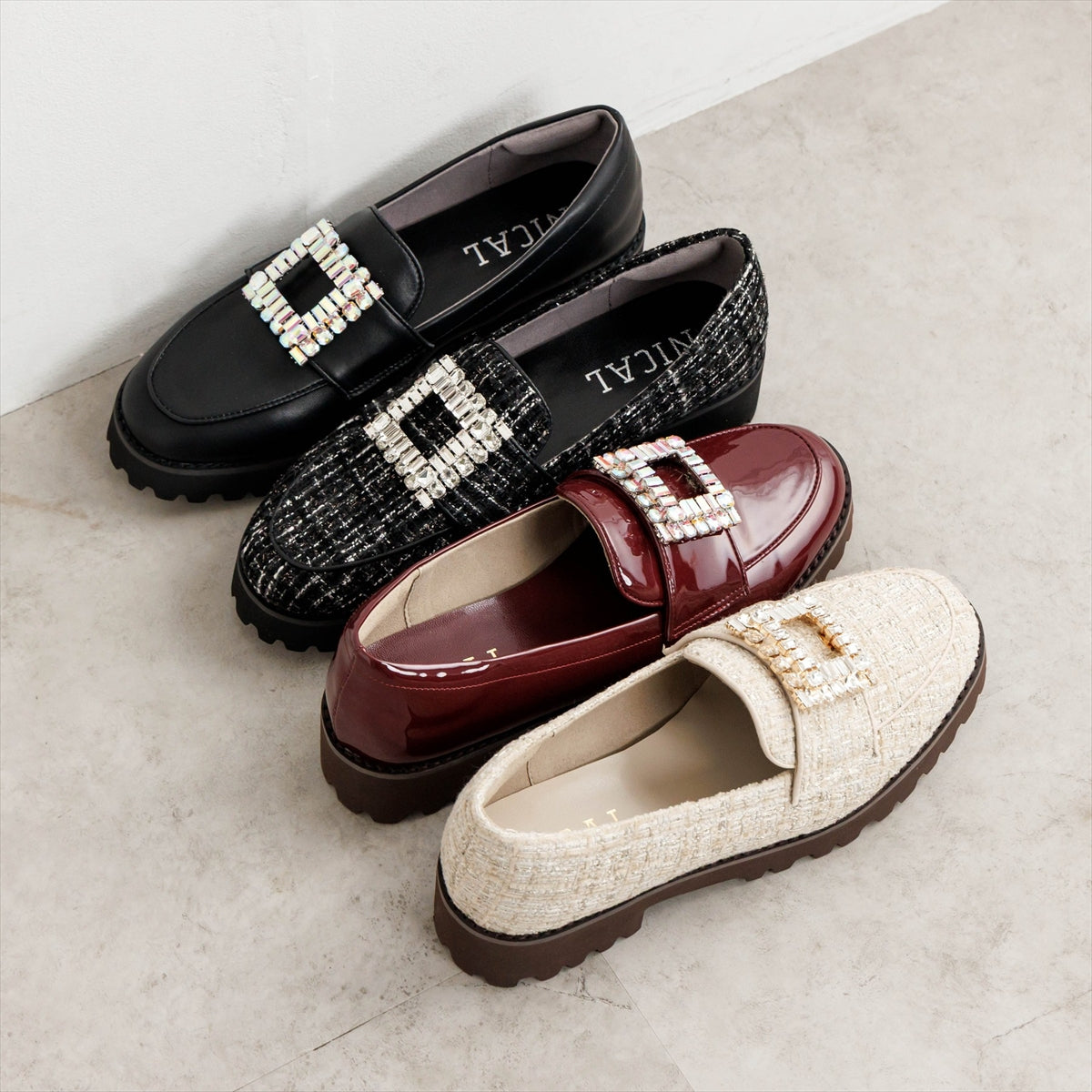 《予約／9月下旬入荷予定》【26AW】ビジューバックルトラックソールローファー/564303