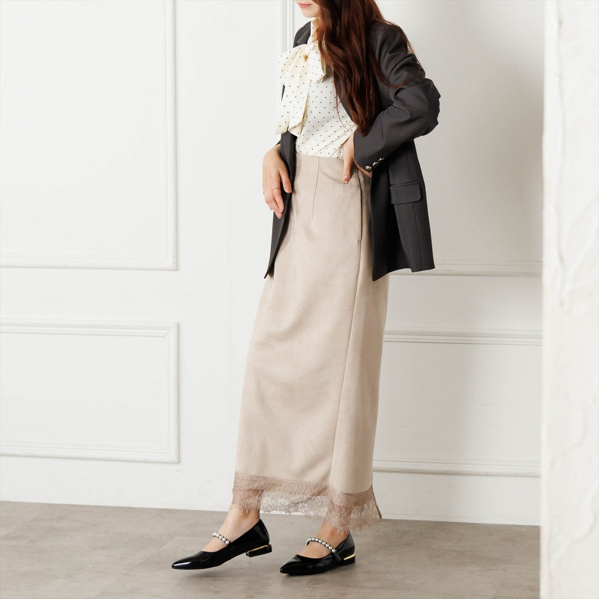 《予約／9月中旬入荷予定》【26AW】パールストラップパンプス/564304