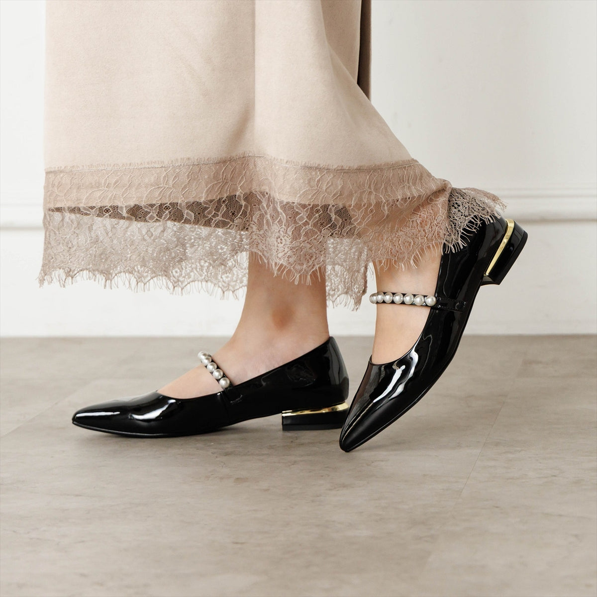 《予約／9月中旬入荷予定》【26AW】パールストラップパンプス/564304