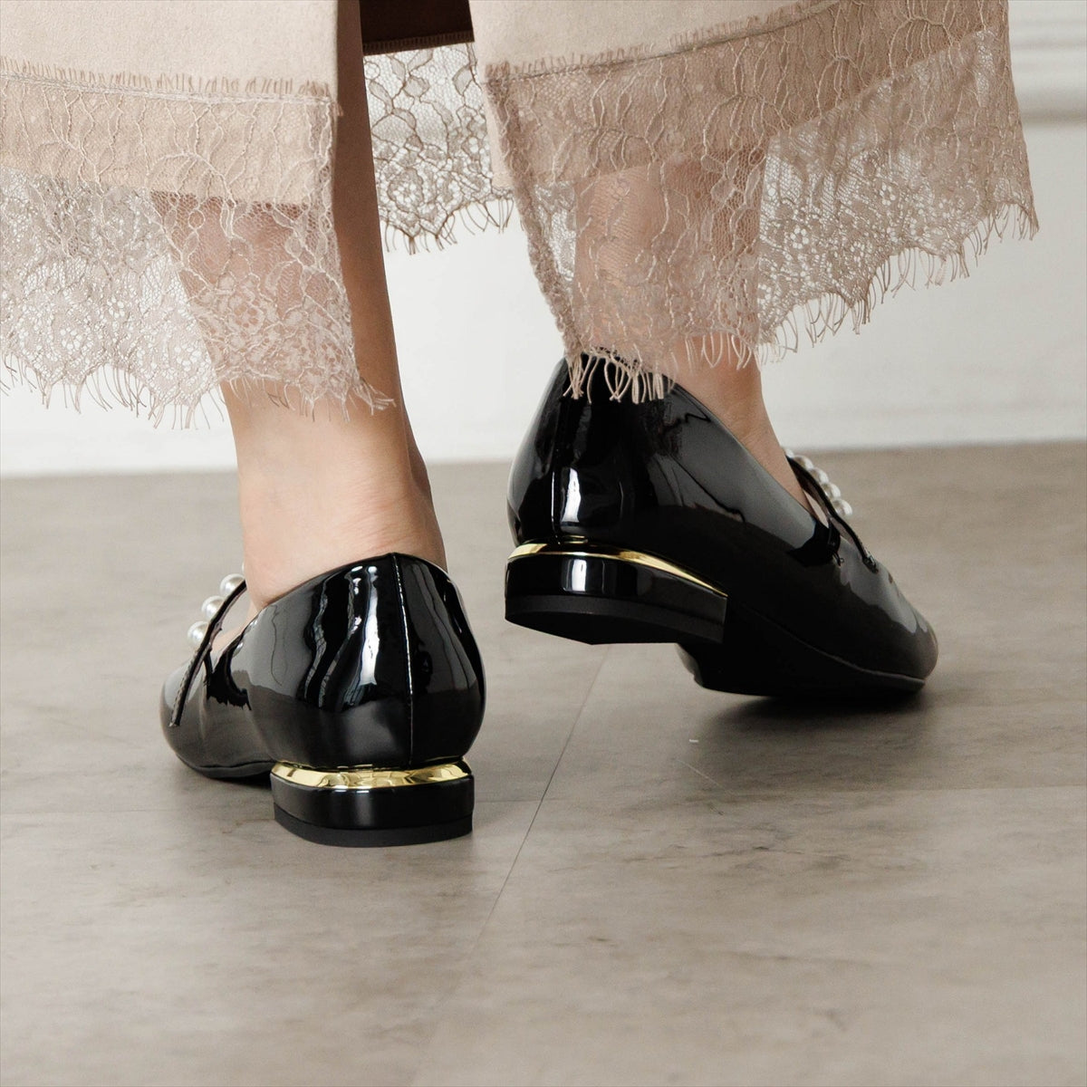 《予約／9月中旬入荷予定》【26AW】パールストラップパンプス/564304