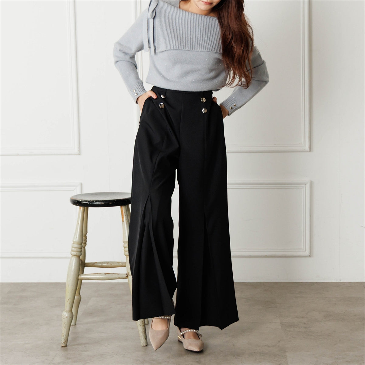 《予約／9月中旬入荷予定》【26AW】パールストラップパンプス/564304