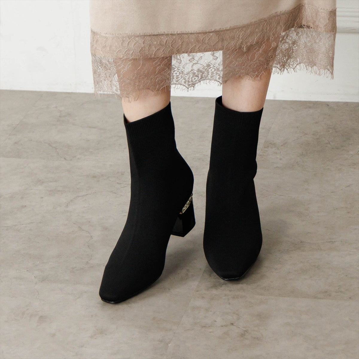 《予約／11月上旬入荷予定》【26AW】パールヒールニットショートブーツ/564405