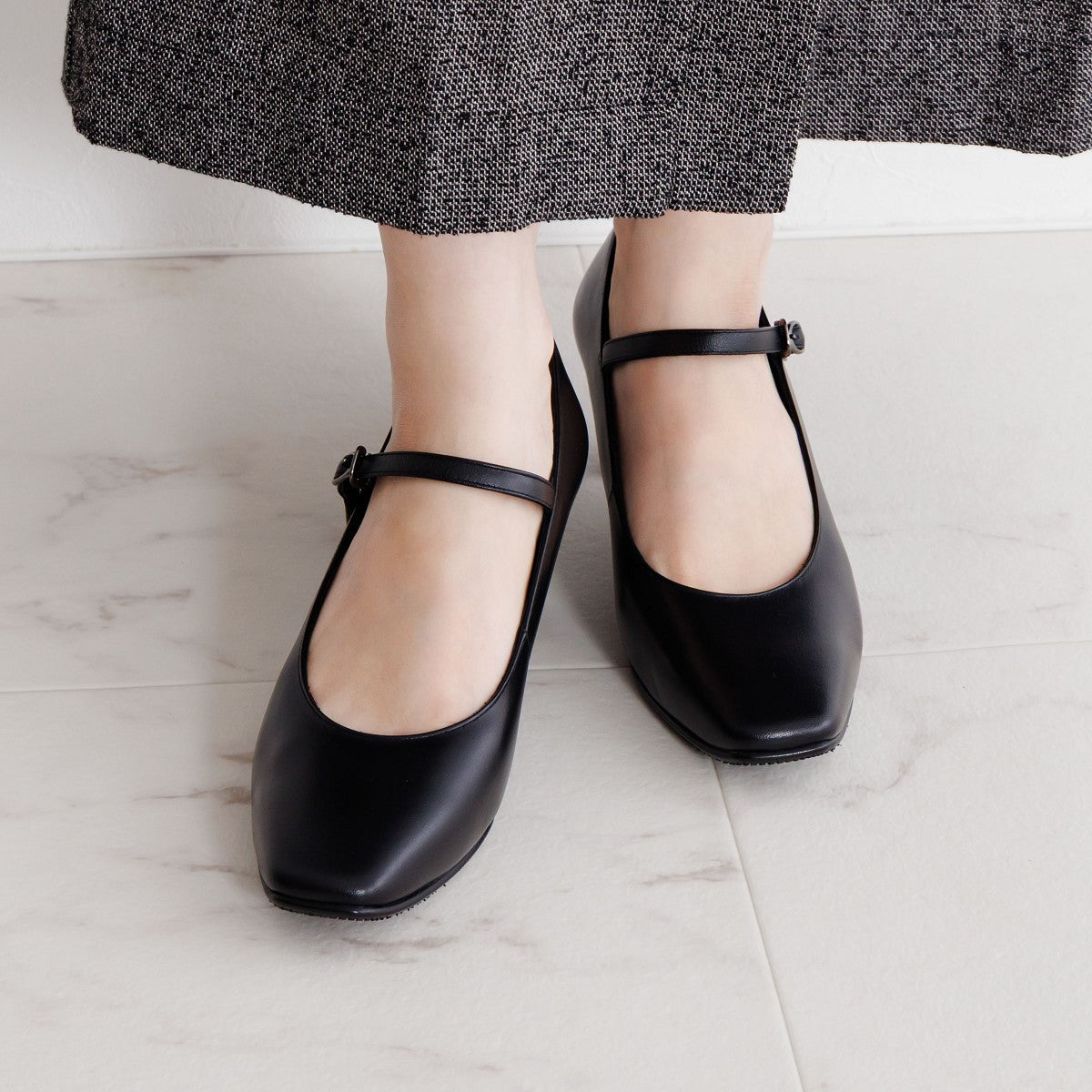 ヒミコ★23.5 ストラップ　エナメル　スクエアパンプス　新品未使用　黒 ヒミコ☆23.5 ストラップエナメルスクエアパンプス新品未使用黒