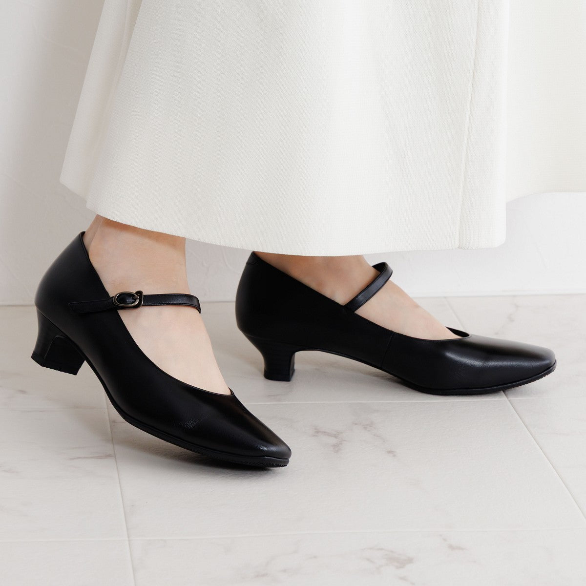 3.5㎝ヒールストラップ付ブラックパンプス/600005