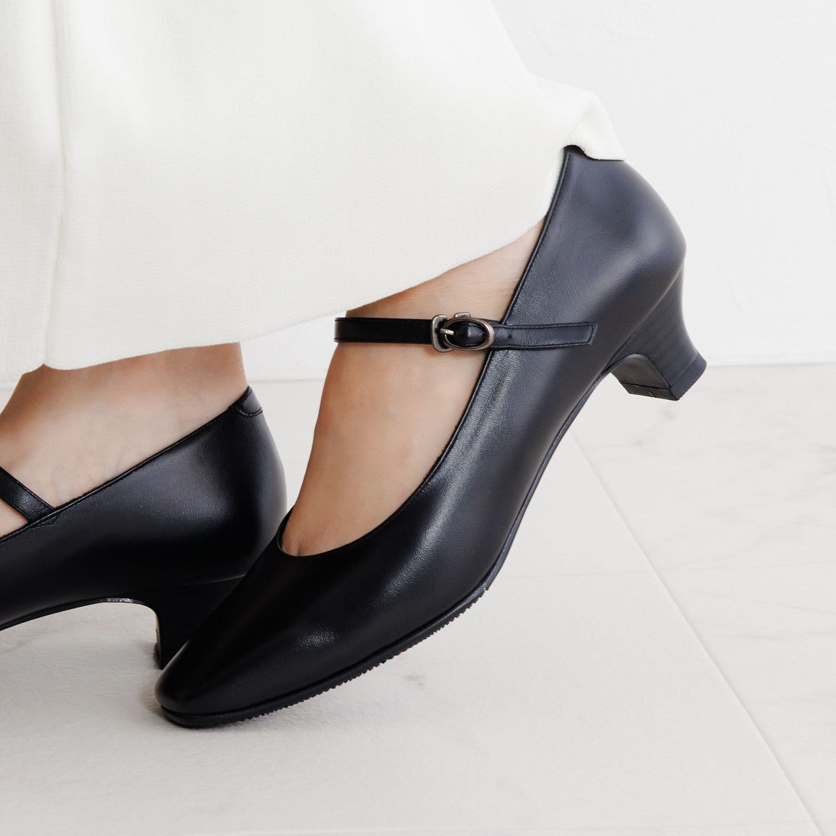 3.5㎝ヒールストラップ付ブラックパンプス/600005