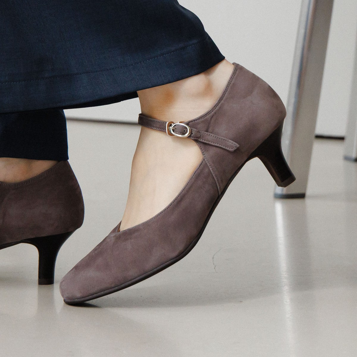 【快適ウォークパンプス】5㎝ヒールストラップパンプス/605002